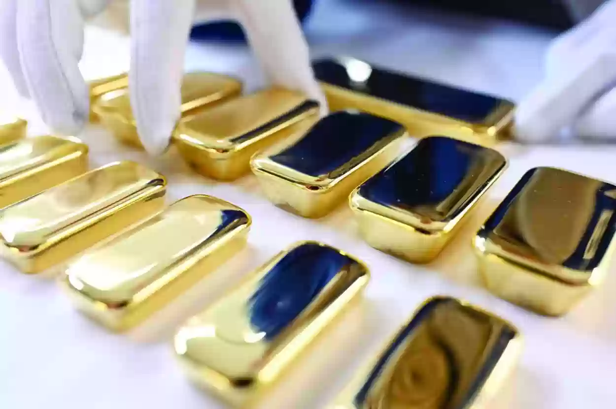 الذهب يتراجع تراجعًا مفاجئًا في بداية الأسبوع في السعودية